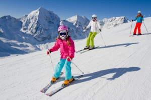 family-skiing-day-of-fun